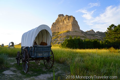 Walking along the wagons of the Oregon Trail